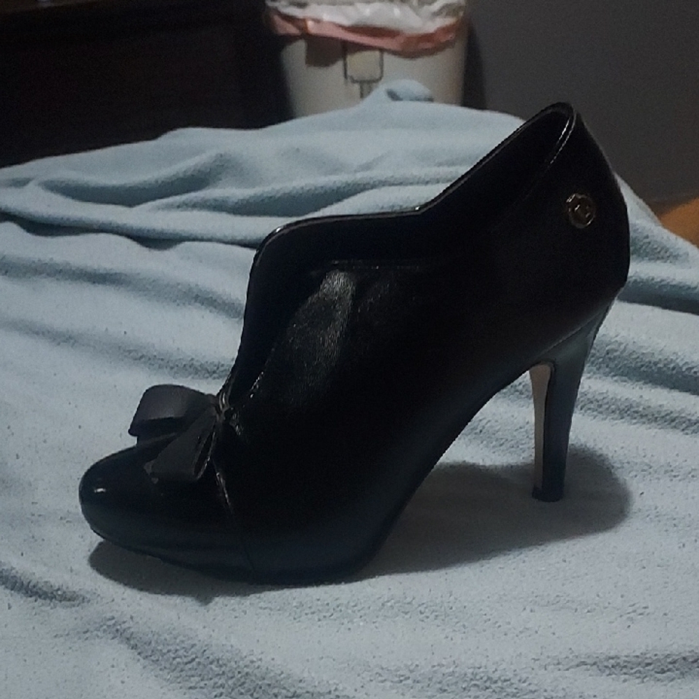 Chic Black Women's Heels with Bow Accent